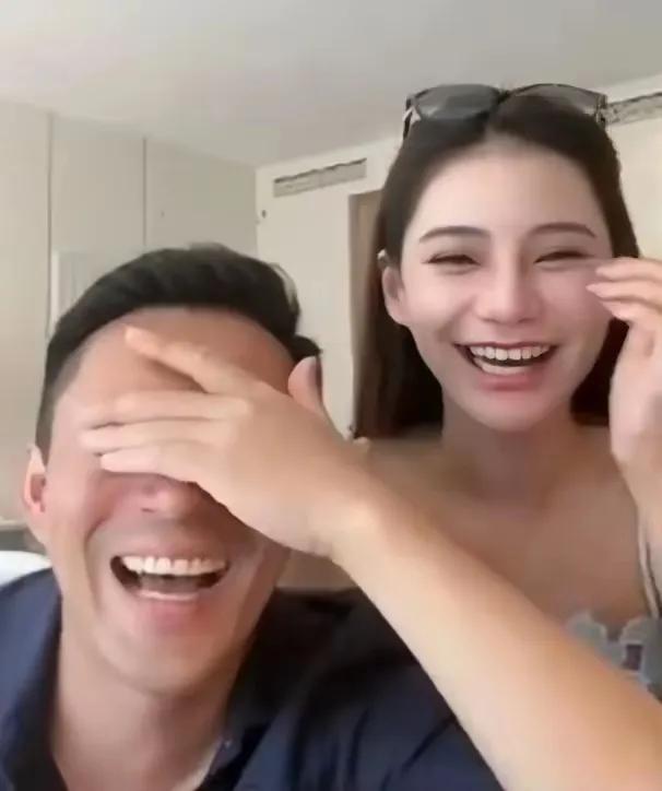 汪小菲直播间开骂员工，就连老婆马筱梅也无辜遭殃，汪小菲这是“现原形”了？　
　　