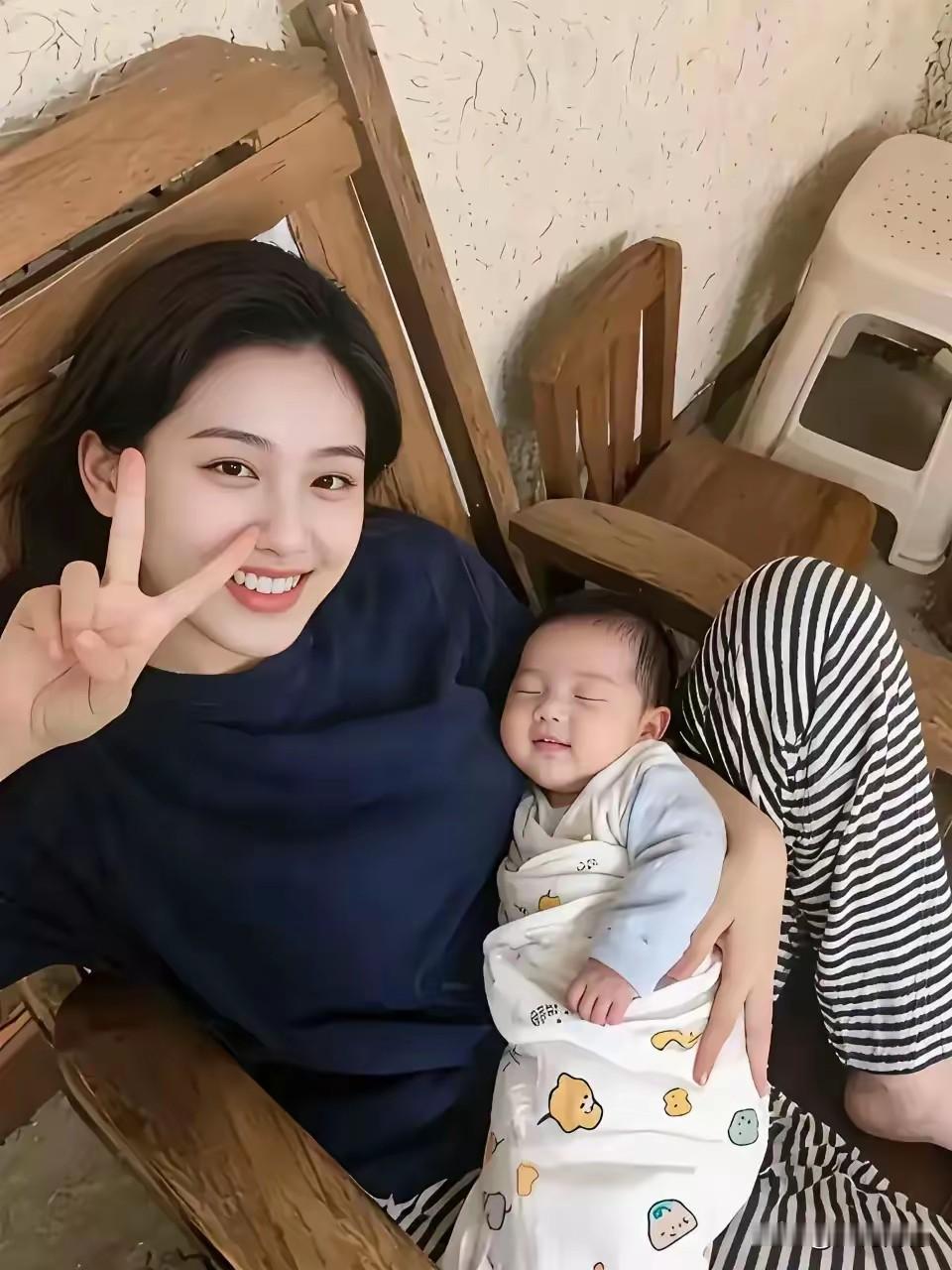 襁褓中的孩子，依偎在母亲的怀里，是那样的安静，是那样的幸福，人必须要感恩自己的母