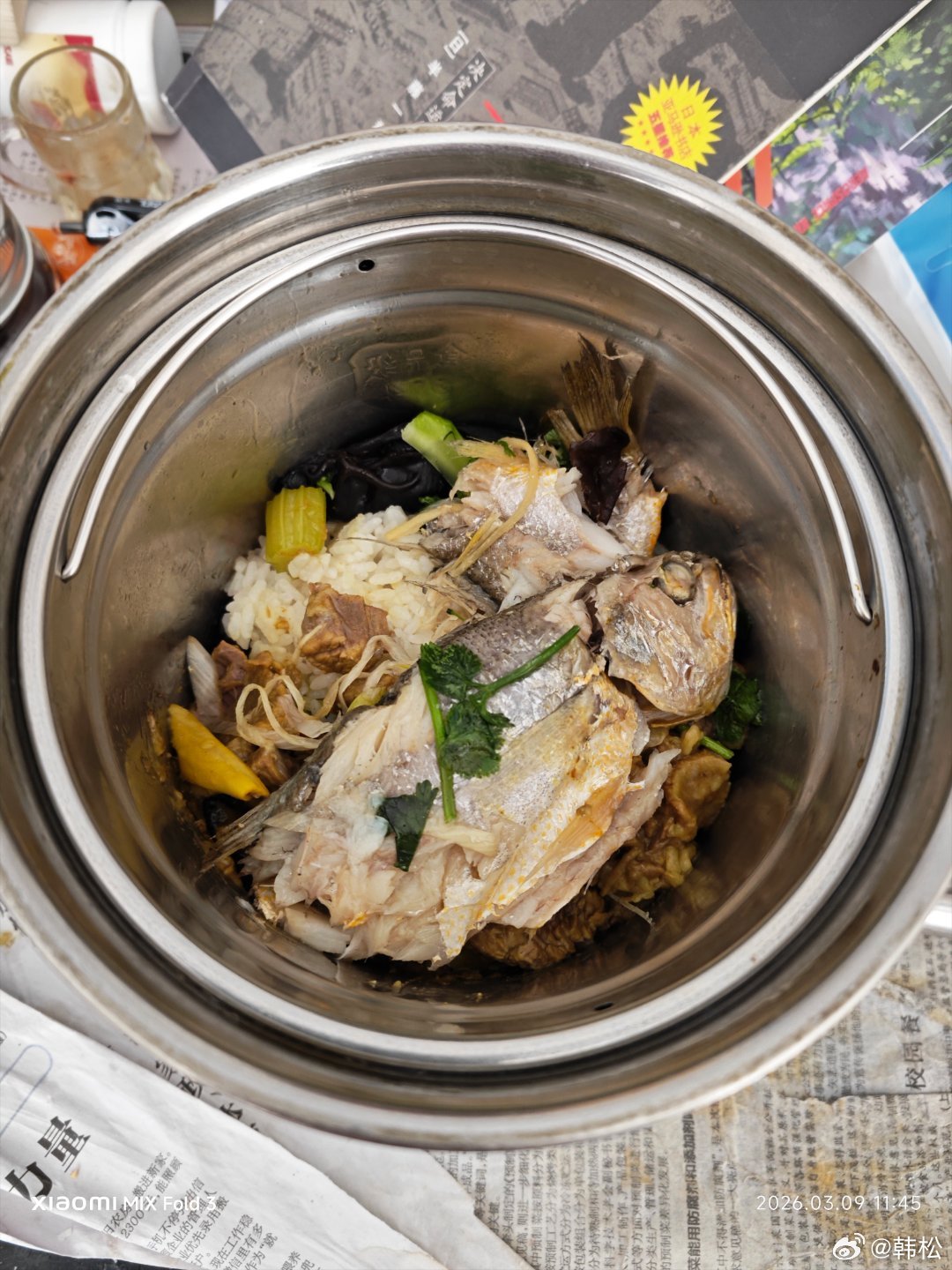 今天的自热剩饭也很丰盛，让我想起以前食物匮乏的情景，虽然是在城市，吃上肉也不容易