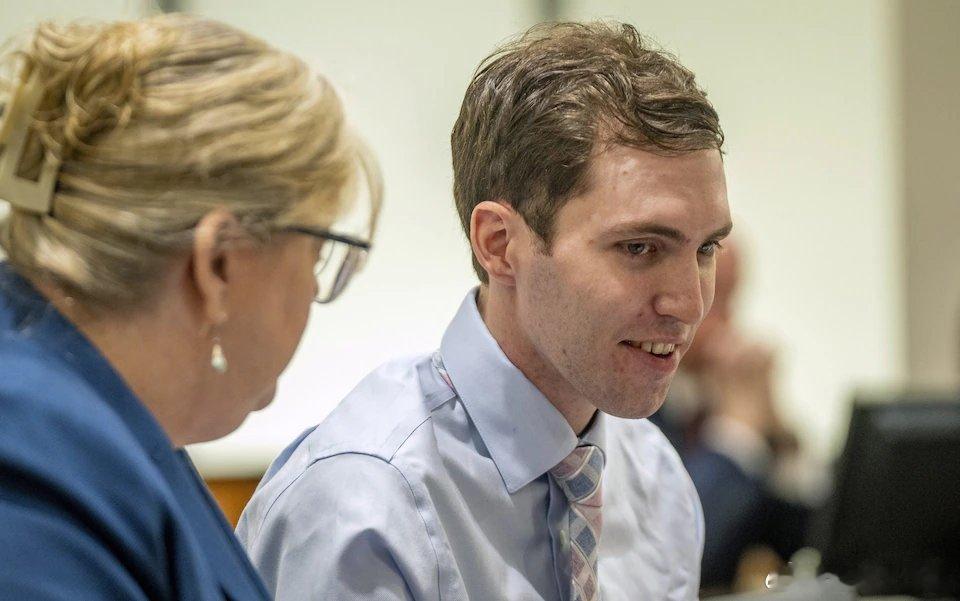 记住这张丑恶的脸！被控刺杀查理·柯克的嫌犯泰勒·罗宾逊在犹他州首次亲自出庭受审时