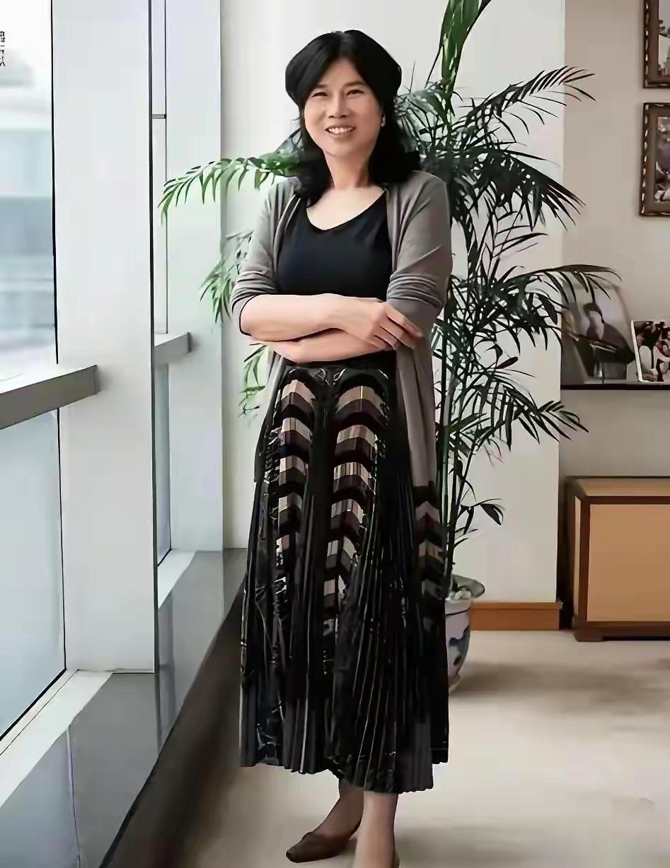 这是董明珠刚刚担任格力负责人时留下的照片。画面中的她笑意从容，眼神坚定。这张笑脸