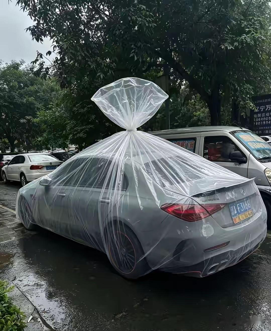 沈阳一位大哥，在暴雨里干了件让全网惊呆的事。
他掏出了一个巨大的塑料袋，直接就把