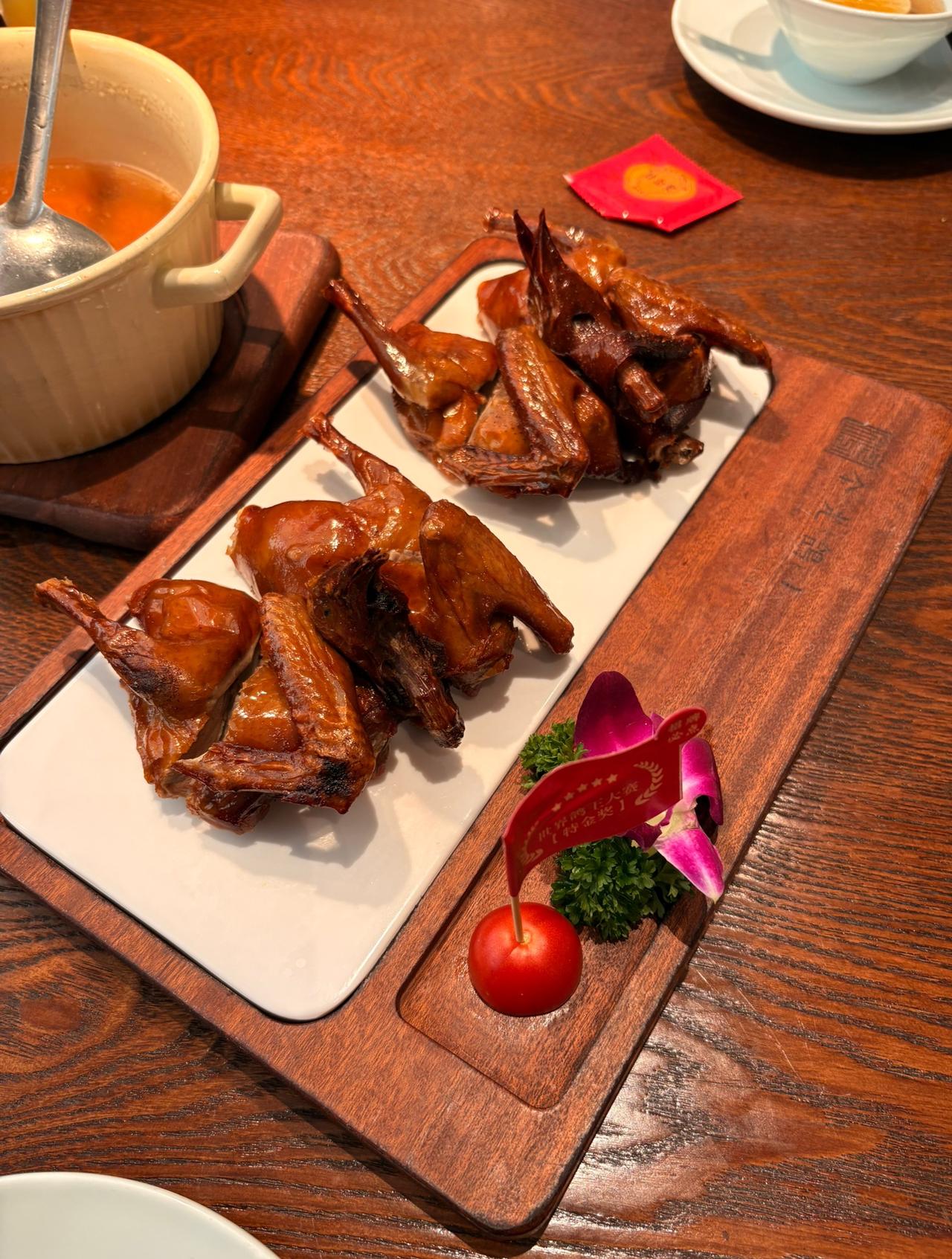 为什么这么多深圳人喜欢来中山吃乳鸽？
原因很简单，
又便宜又好吃！

这个一只店