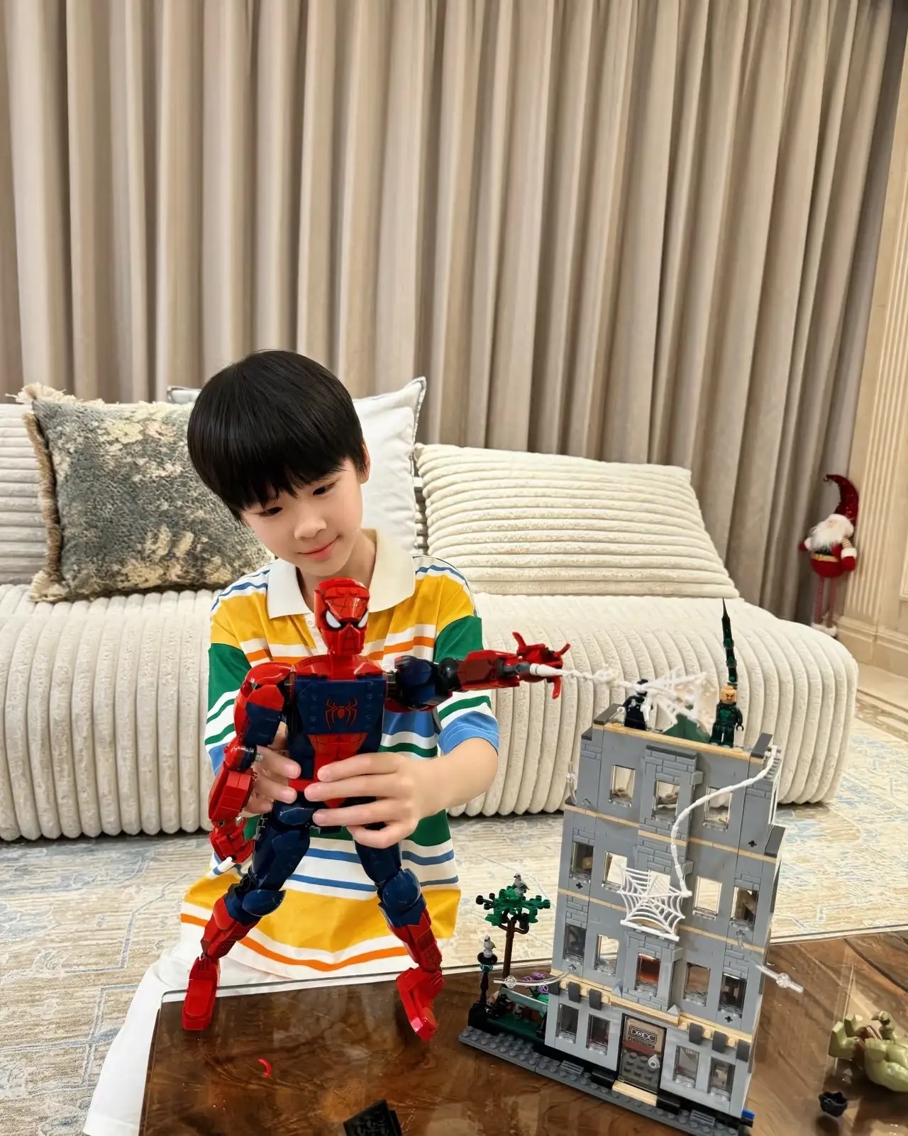 黄圣依晒照，带儿子们上山挖笋、在家拼乐高！她的大儿子安迪应该也去了，可能这孩子有
