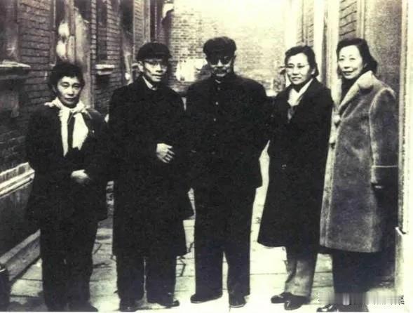 1961年2月8日，李克农将军在夫人赵瑛及沈安娜等人的陪同下，访问了位于上海市延