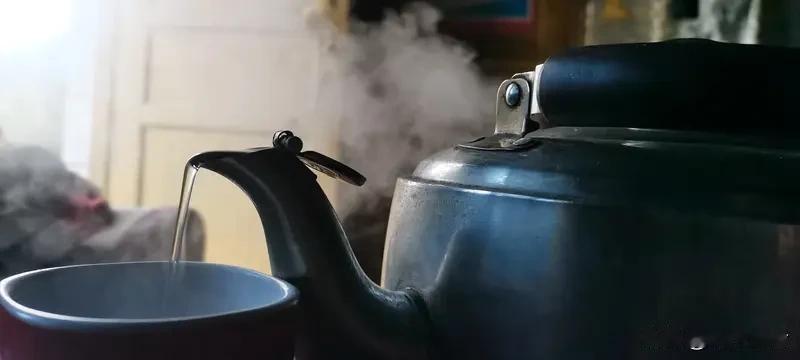 天冷洗碗别逞强，热水才是好帮手。那些说几分钟冷水无妨的，不妨亲自试试——冰冷刺骨