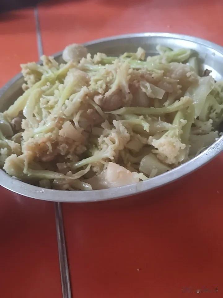 家乡的味道，花菜炒肉，碗豆尖烧汤