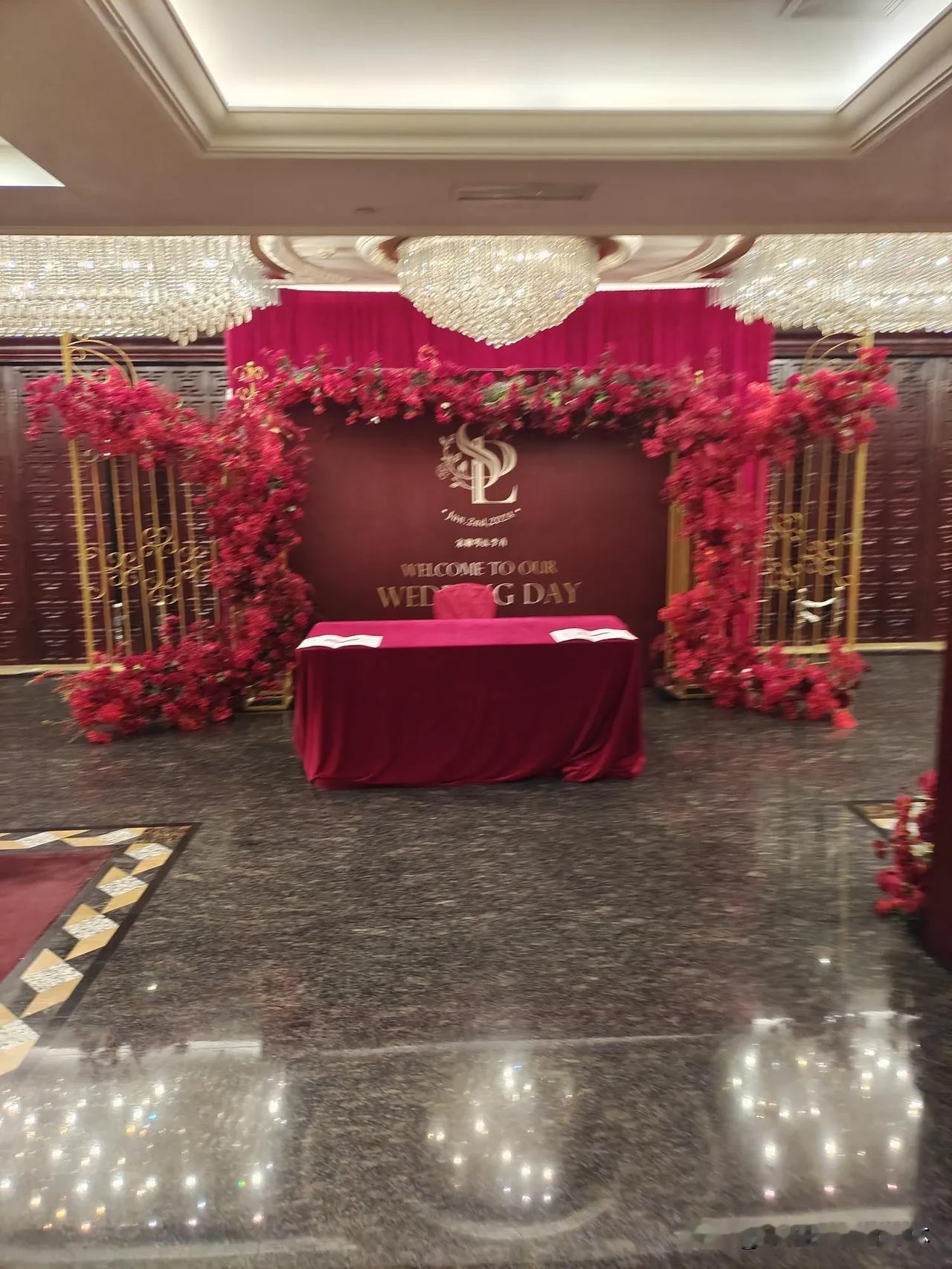 中国美女追求帅哥，两人最终走进婚姻殿堂
在这个故事中，我们聚焦于一位中国美女，她