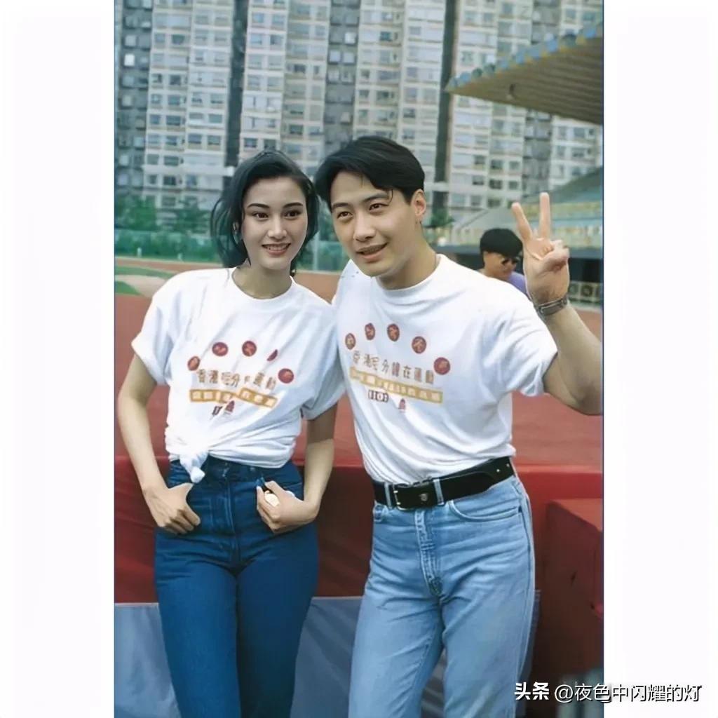 1994年，28岁的黎明和24岁的李嘉欣的一张合影，一个帅气一个清纯美女，可惜没