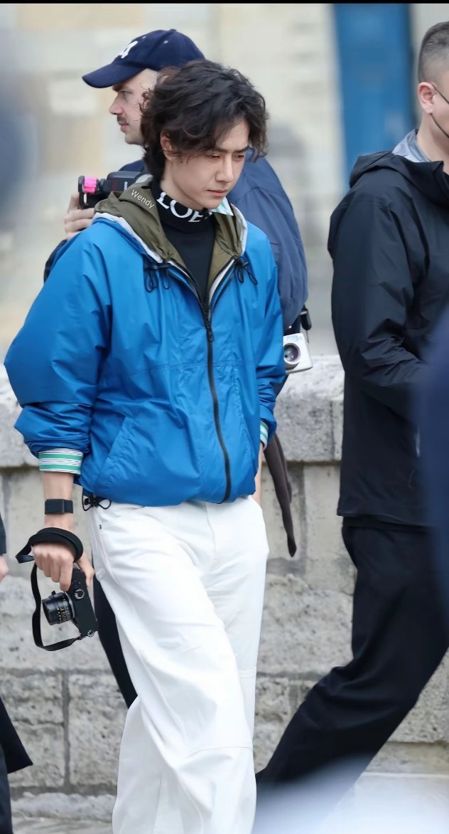 王一博的手！就一下子被击中了！拇指微压，相机带子绕在手上！ 