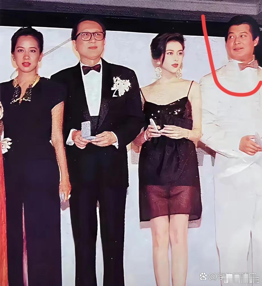 关之琳旁边这个男人可是个不得了的人物，大家看出来他是谁了吗？ 