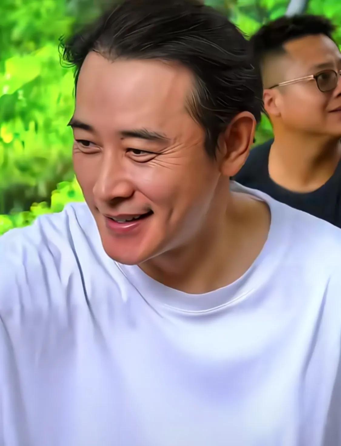 明星褪去光环
回归生活
和我们普通人别无二致😄