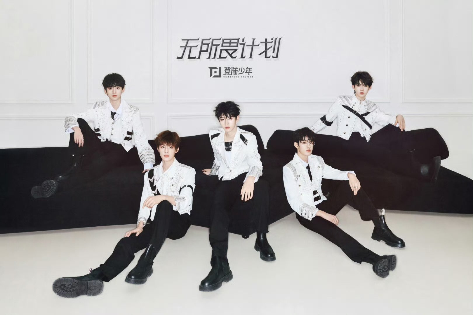 登陆少年白色制服登陆少年演唱会day2造型 登陆少年演唱会day2造型，期待今天
