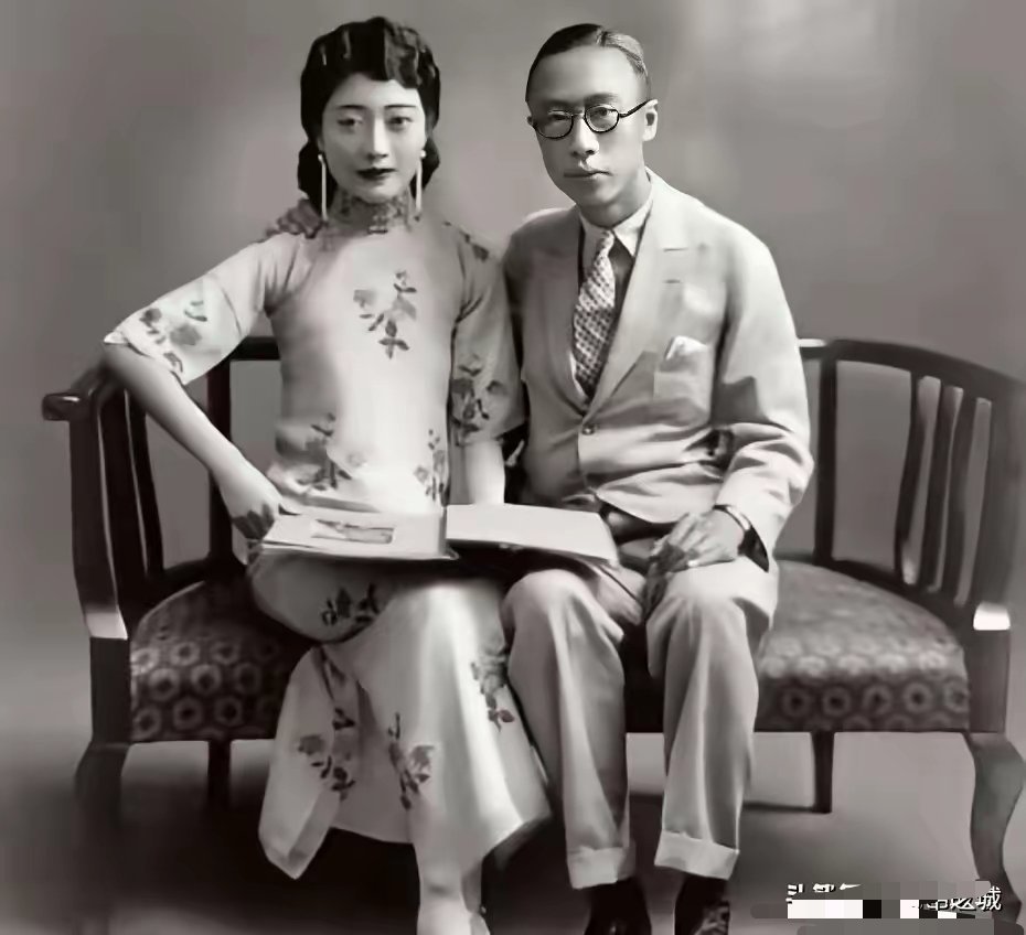 公开信息显示，从六岁开始她跟随卖冰棍的奶奶长大，奶奶是满族。这就能扯上点关系了。