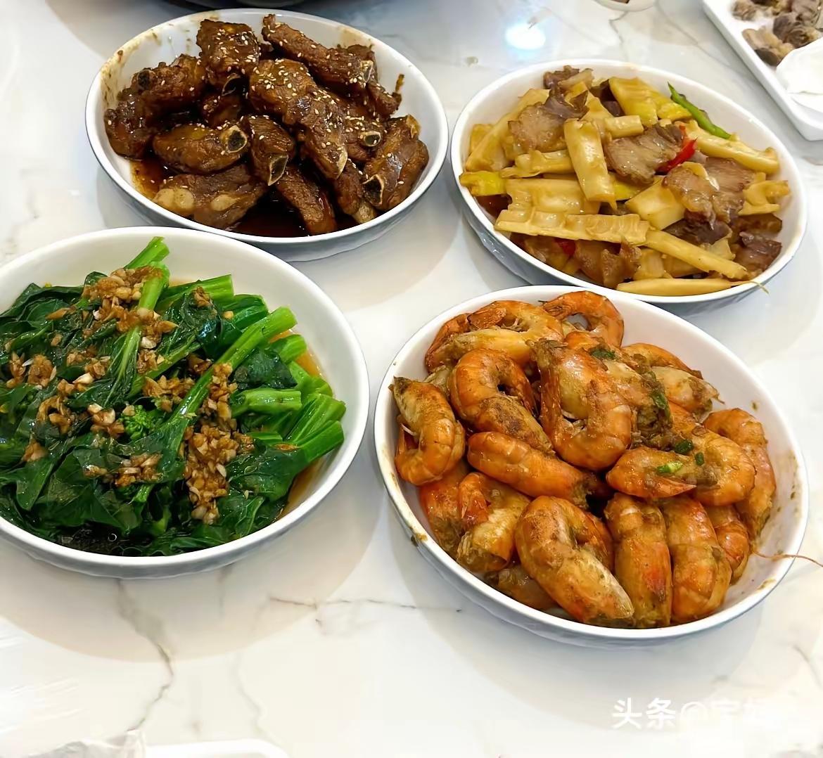 三观”彻底被颠覆！这桌菜居然让网友吐槽“没食欲”，“感到好无奈”！

这位网友是