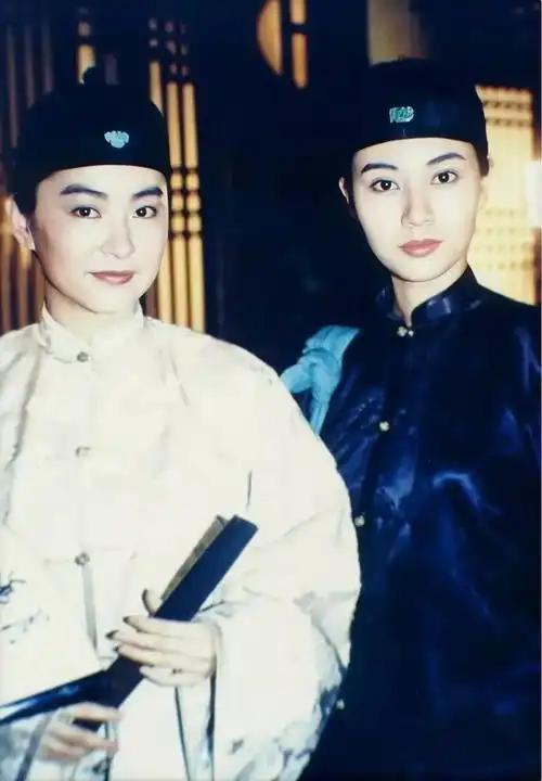 东南亚第一美女林青霞身穿男装和同是男装的最美港姐李嘉欣同框，李嘉欣脸型较长，脸型
