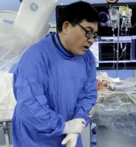 上海中山医院心内科杰出的葛均波医生，在为19岁少女做心脏手术时，竟突然抛下工具，