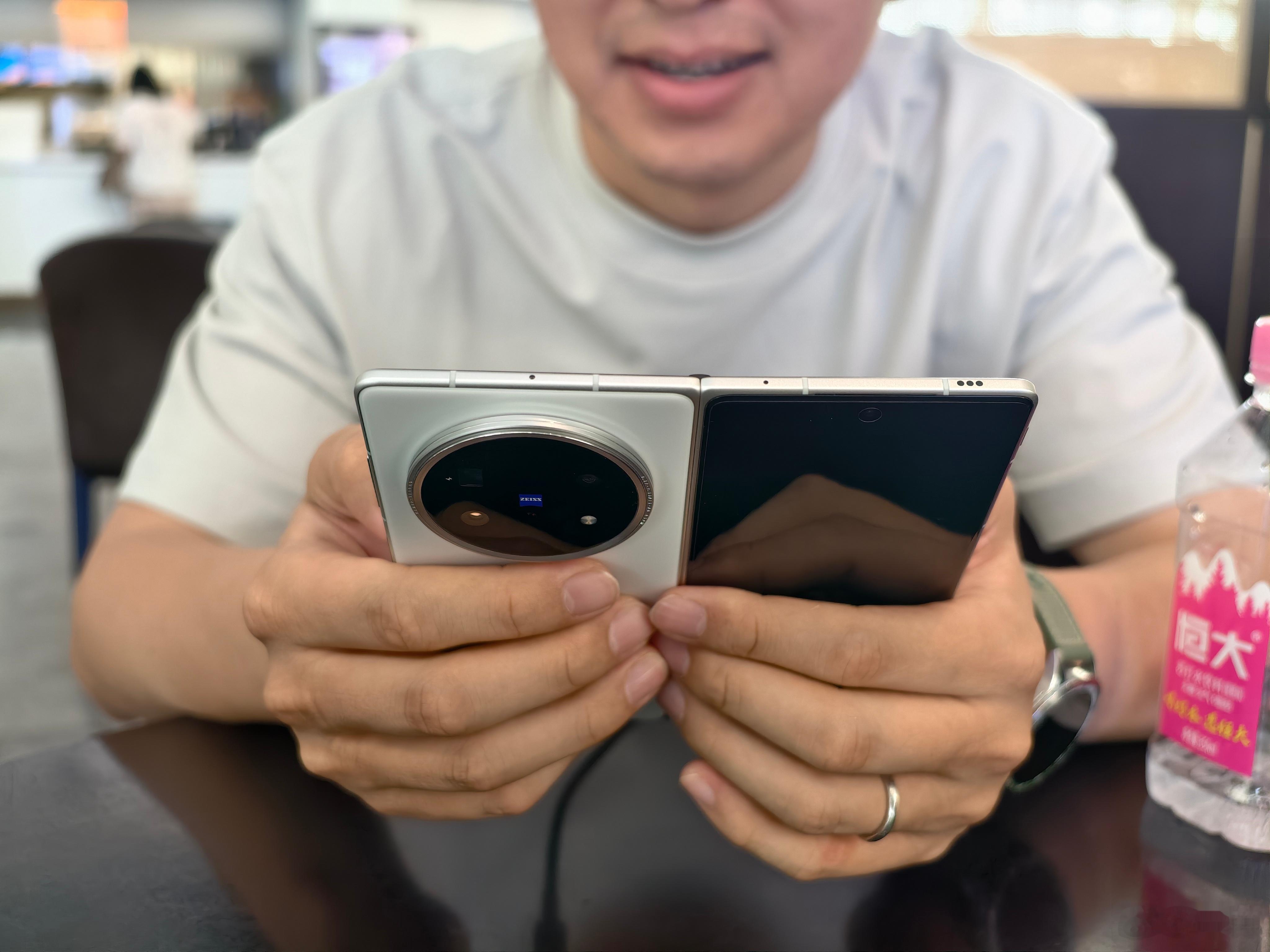 在用被我放弃的Oppo N5的友商作品Vivo Fold5。折叠屏让我想起特大电