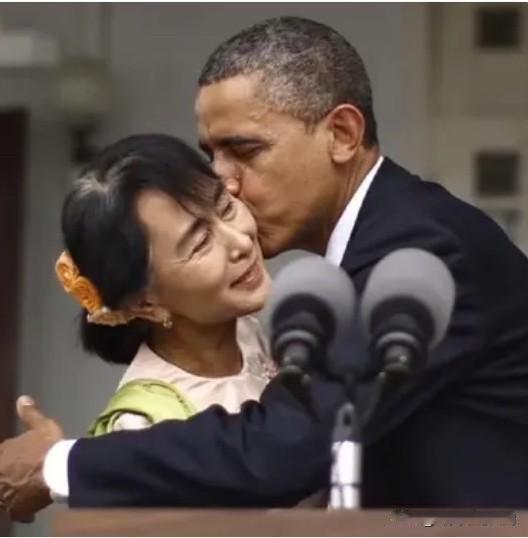 2012年11月，奥巴马出访缅甸仰光，与昂山素季亲切会面，留下了这张值得记忆的合
