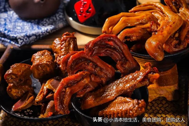 我会做周黑鸭卤味，分享下我的经验。准备鸭货，鸭脖、鸭翅、鸭锁骨啥的都行。先把鸭货