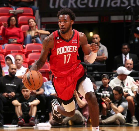 伊森虽然最近两场比赛分别各投中一记三分，但他这两场比赛三分球6投仅2中，表现也不