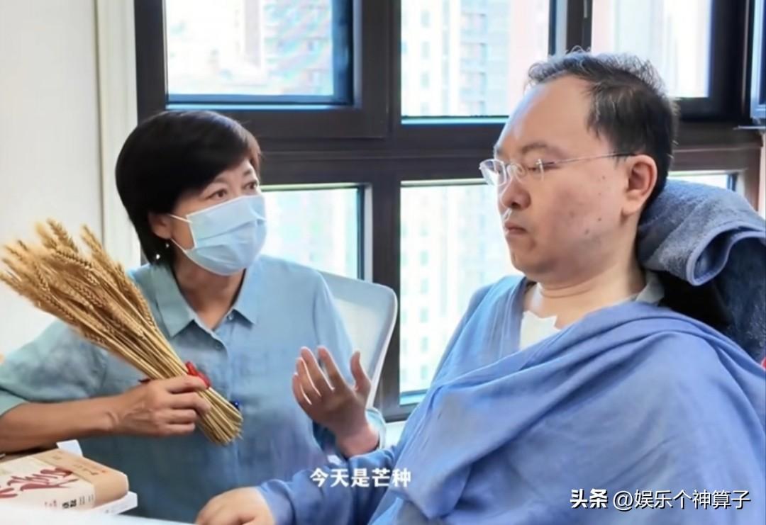原来蔡磊早就知道敬一丹的病情，还疯狂研究脑出血后遗症的治疗方法！
9月13日，蔡