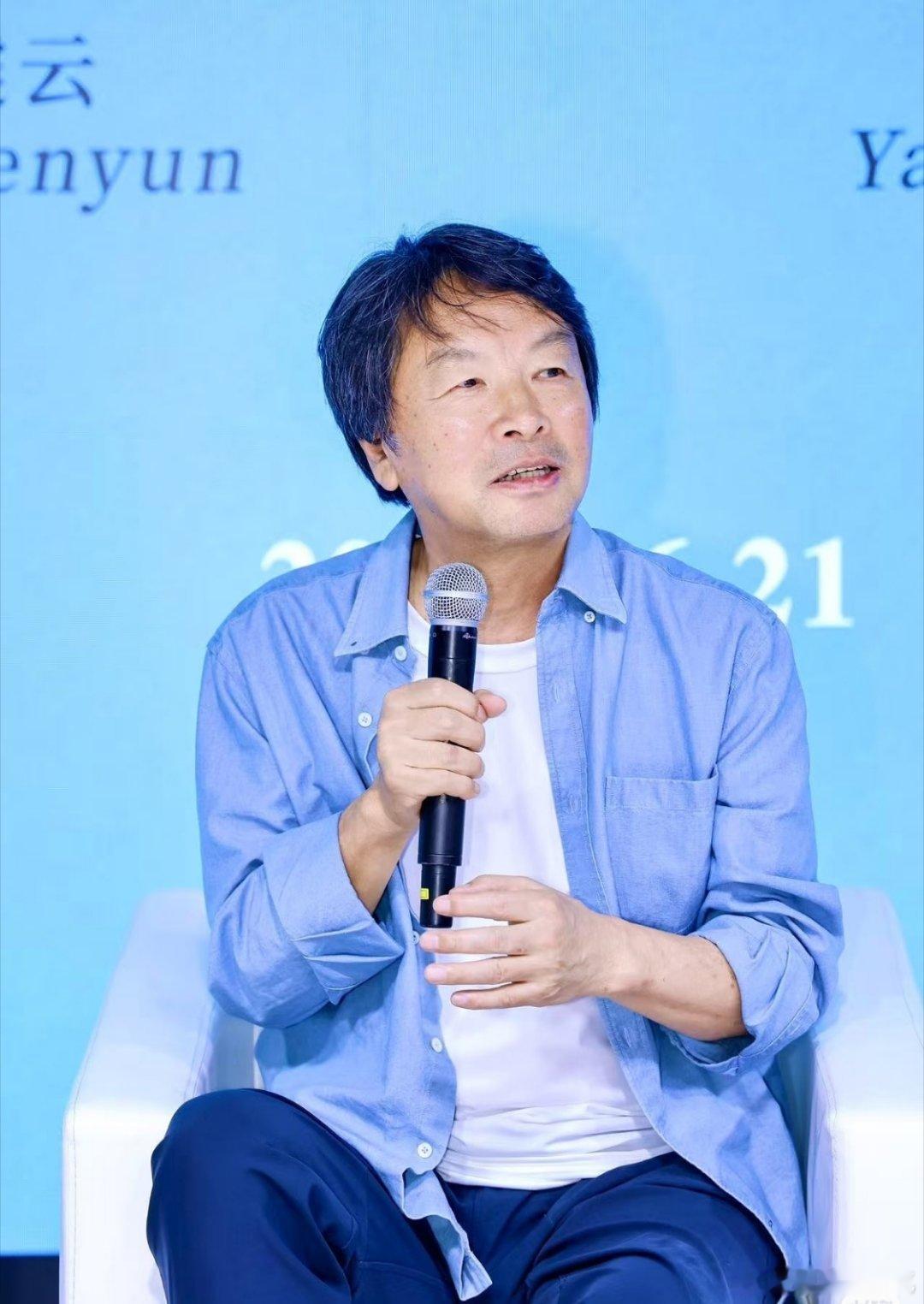 刘震云劝告中国式家长放手 不少家长习惯全盘掌控孩子生活，刘震云直言要学会放手，人