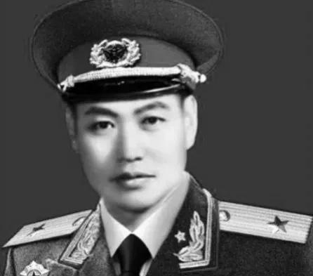 由工人组成的红军师，师长是开国少将，政治部主任后来被授予上将军衔，你知道吗？
1