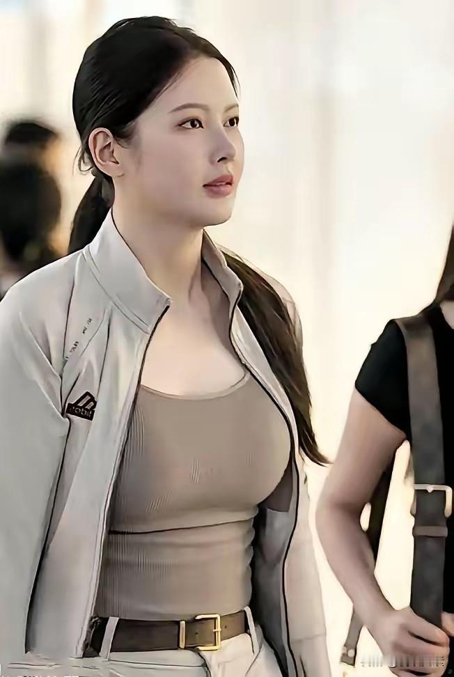 她的名字叫杜芊逸，据说万达公子王思聪曾经追了她6年。柳叶眉，大眼睛，圆圆脸，典型