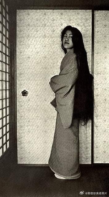 1905年，一位刚洗完头，还没来得及盘发的日本艺妓 