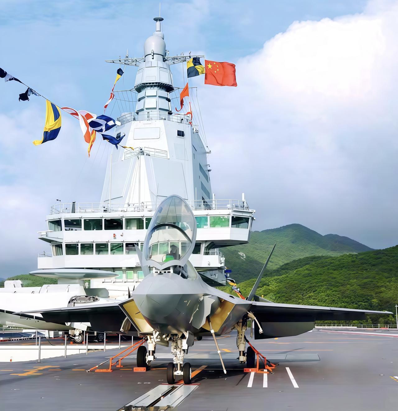 这幅画面太漂亮了，深灰色的歼-35舰载机、白色的福建号航空母舰舰岛，再加上后面翠