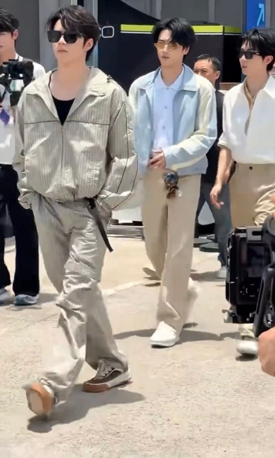 这走的是红毯吧 