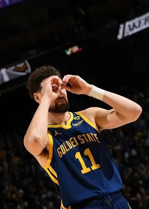 现在NBA季后赛打得热火朝天，各路球星在场上拼得你死我活，谁能想到，没球可打的克