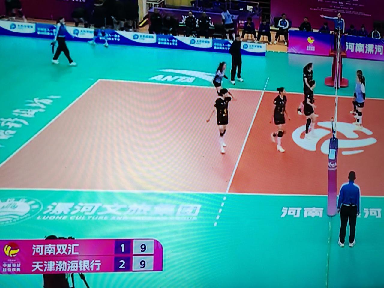 女排排超联赛第十四轮，天津女排对阵河南女排，前三局天津女排19：25，25：19