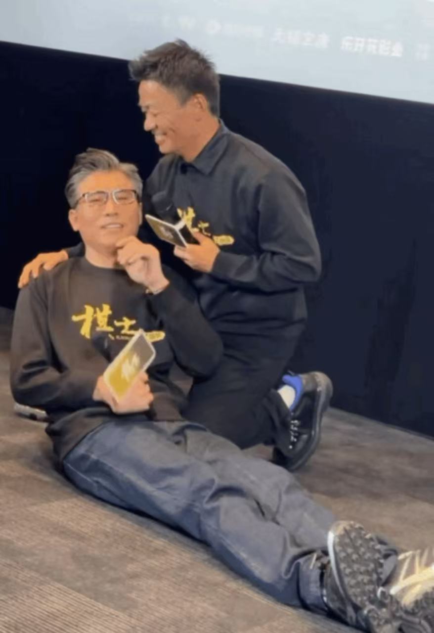 陈思诚你说句话啊王宝强搂着李乃文  陈思陈你倒是说句话啊，怎么宝强搂上了李乃文 