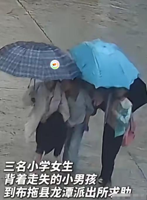为你们点赞！四川凉山大雨倾盆、寒风刺骨，三名年仅十岁的小姑娘，在泥泞的山间小路上