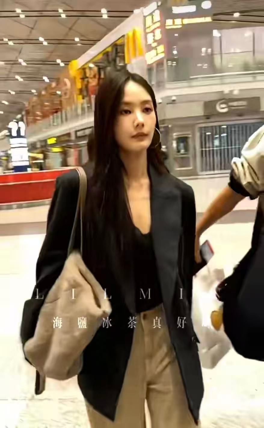李一桐替粉丝给撞到的路人道歉 从替粉丝道歉到提醒粉丝防栏杆，再到直面代拍的不礼貌