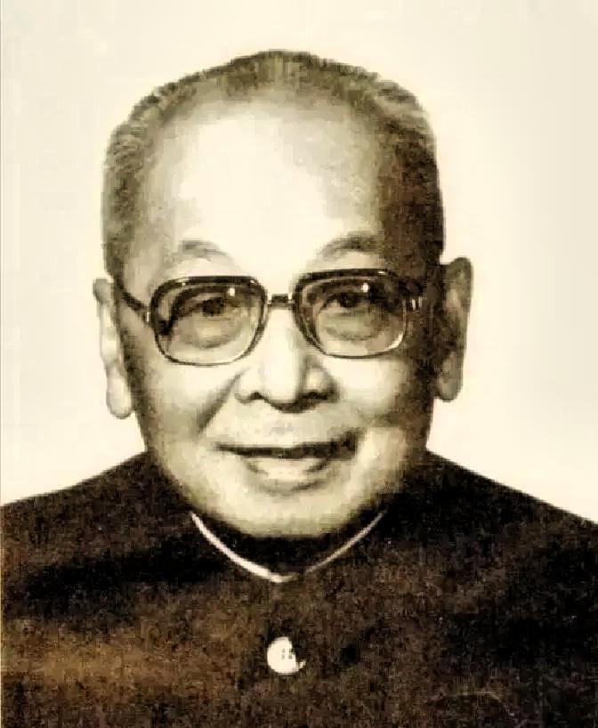 1935年，红军师长写好投降信准备带全师投敌，21岁政委连夜拍桌：绑了！多年后，