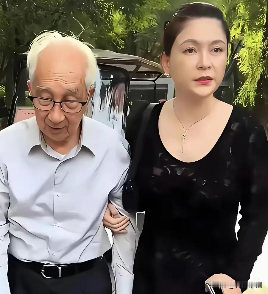 90岁的画家靳老头子和47岁的二婚老婆女明星祁某，出行也学了楊老和翁女士的这一招