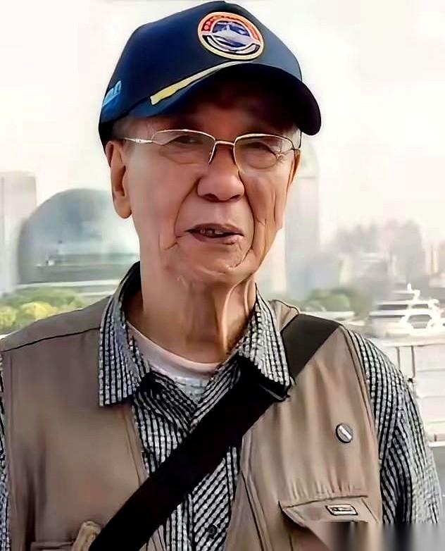 “请问，我能上船看看吗？”
91岁的邓石老人，手抖着，从贴身口袋里掏出一枚磨白了