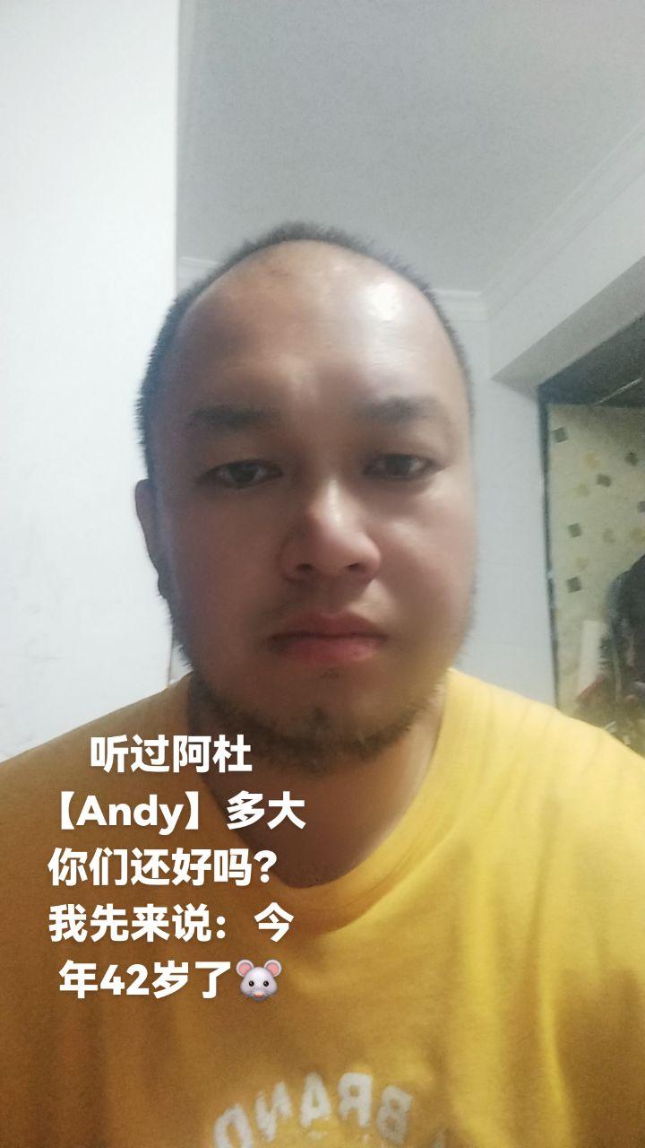 记录下男生的日常随性状态✨
素颜的样子反而更真实呢
黄色上衣的男生看起来很清爽