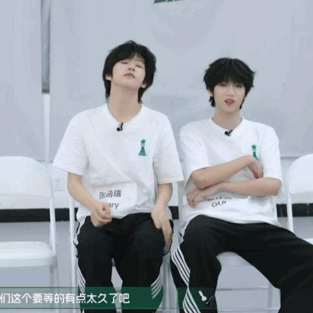 桂瑞 刚坐下→坐到最后本来就坐得很近了结果越来越近越来越近两个人到最后已经恨不得