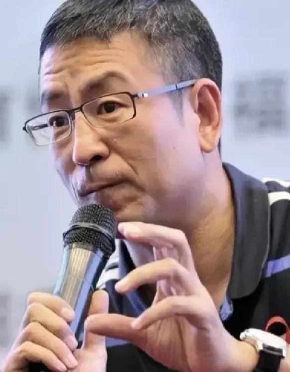 白岩松应邀到郑州大学演讲，自由提问时，一位女大学生直言不讳，问他如何看待“拼爹”