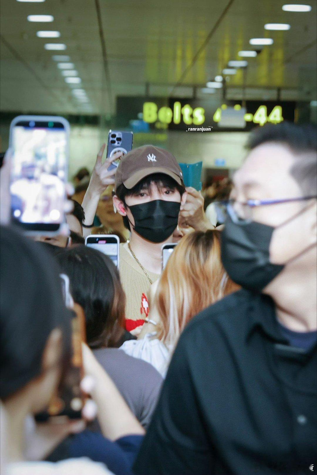 海外人气实打实！周翊然新加坡被粉丝围堵～ 