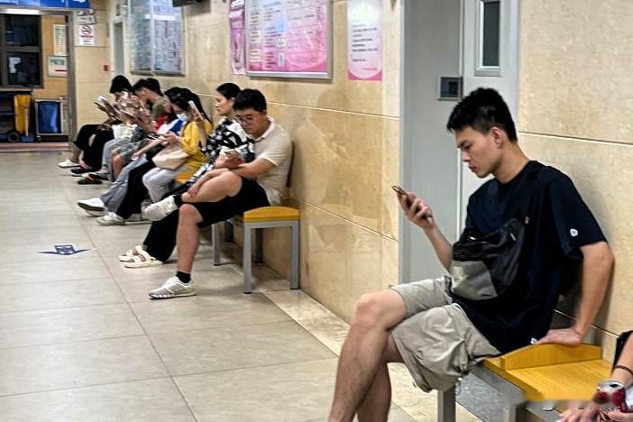 老百姓过日子，其实要求真不高。
物价稳稳的，看病少花钱，养老有保障，房子不压身。
