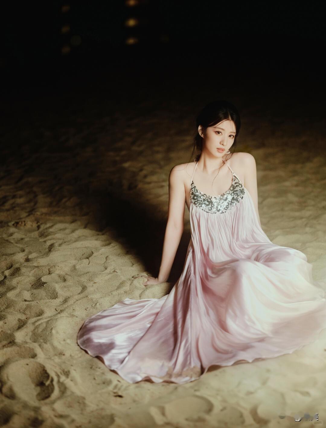 24岁王楚然凭颜值出圈！高挑神颜+好身材，写真每一帧都在犯规