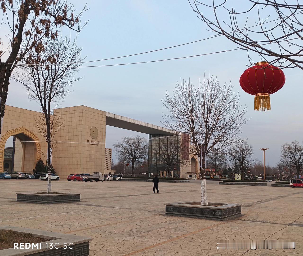 兴隆文化园（东区）的大门建的太简陋了！
作为投资几十亿的景区，这大门建的真是不敢