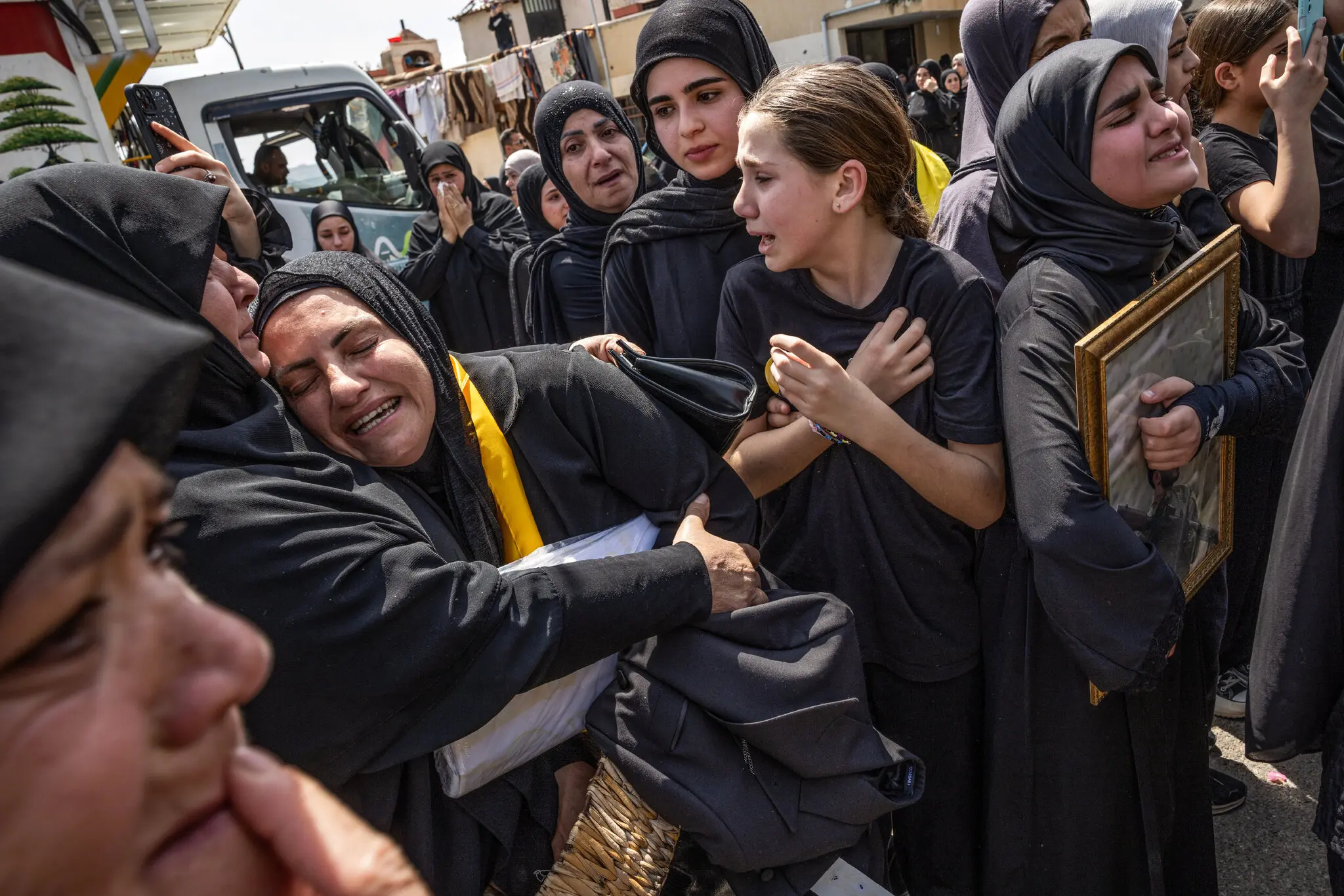 昨天我在 Safeway 买东西，结账处站着一位从头到脚穿着黑袍的女性，和整个美