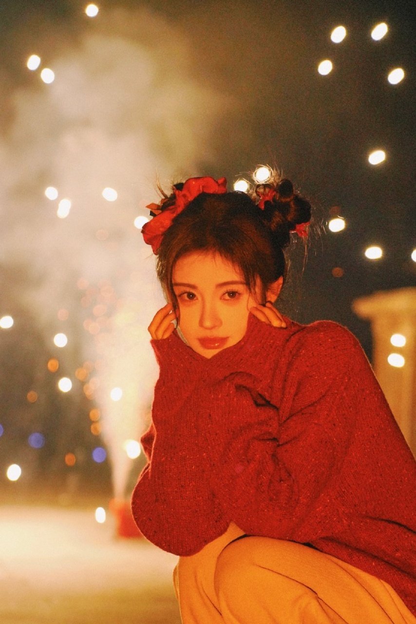 #鞠婧祎红毛衣双丸子头# 鞠婧祎新图曝光，红毛衣双丸子头，漂亮可爱~ ​​​