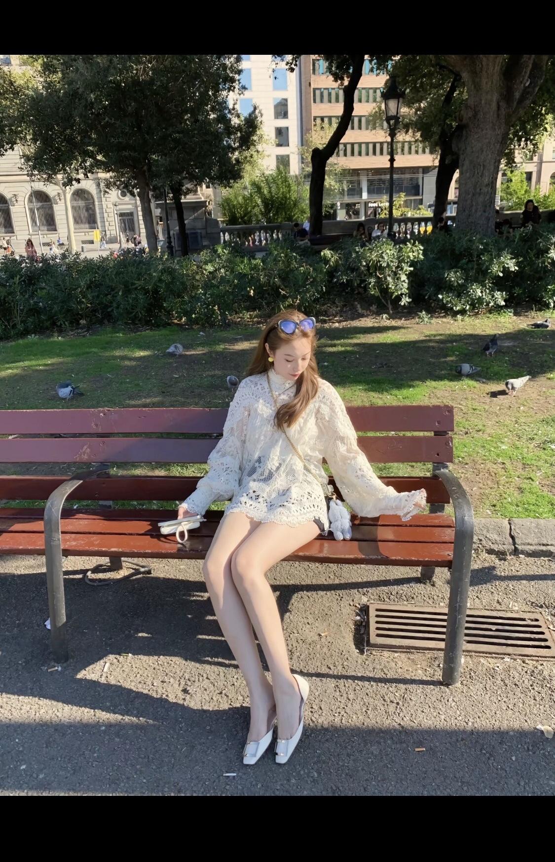 在巴塞罗那的街头，捕捉到阳光下的美好瞬间🌞✨